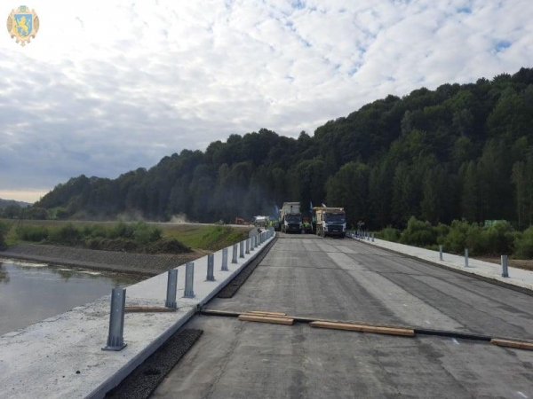 Дорожники розпочали асфальтувати міст у Крушельниці