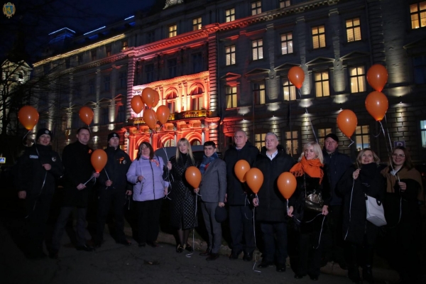 В межах акції «16 днів проти насильства» будівлю Львівської ОДА підсвітили помаранчевим