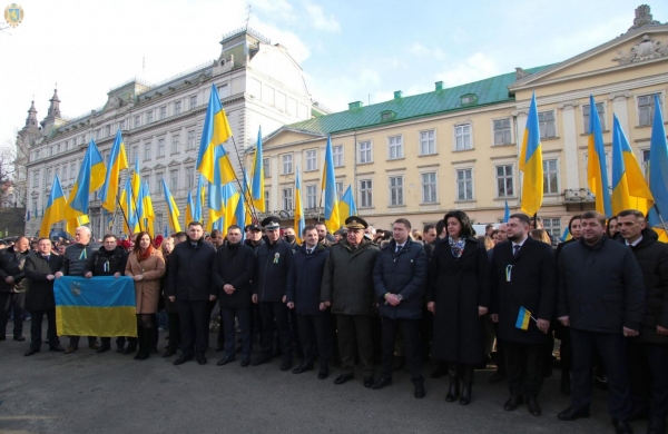 На Львівщині відзначили День Єднання: біля Львівської ОДА підняли синьо-жовтий стяг