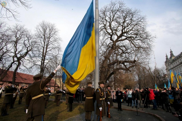 На Львівщині відзначили День Єднання: біля Львівської ОДА підняли синьо-жовтий стяг