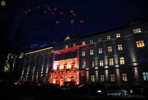 В межах акції «16 днів проти насильства» будівлю Львівської ОДА підсвітили помаранчевим