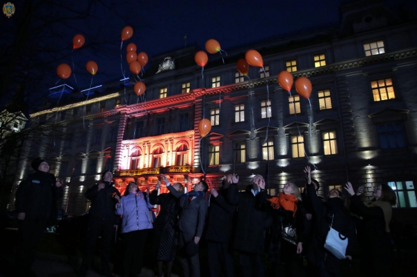 В межах акції «16 днів проти насильства» будівлю Львівської ОДА підсвітили помаранчевим