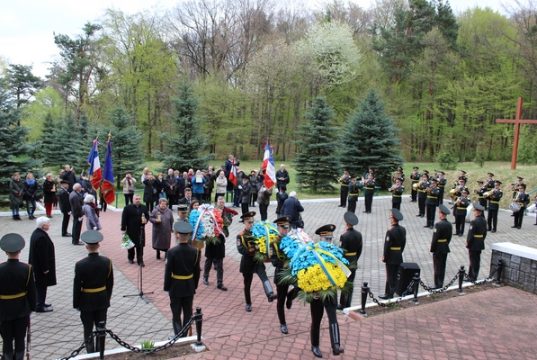 у Раві-Руській вшанували французьких воїнів, які загинули у концтаборі