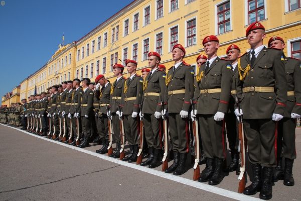 Перші офіцерські погони отримали майже сім сотень лейтенантів – випускників Академії сухопутних військ