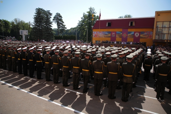 Перші офіцерські погони отримали майже сім сотень лейтенантів – випускників Академії сухопутних військ