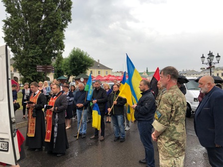 Жовква на колінах зустріла новітнього Героя Володимира Салітру