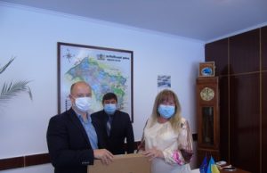 Учителька жовківської школи отримала ноутбук із нагоди завершення навчального року