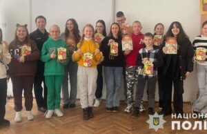 Гостинці на передову: на Львівщині поліцейські разом із дітьми виготовили смаколики для захисників України