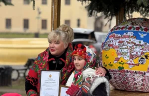 У Жовкві встановили рекорд України: у центрі міста з’явилась найбільша різдвяна куля