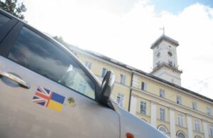 Британські волонтери у Львові передали 17 авто для ЗСУ