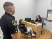 Жінка на Львівщині оформила кредитку на пенсіонера та в крала з неї гроші