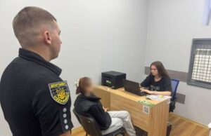 Жінка на Львівщині оформила кредитку на пенсіонера та в крала з неї гроші