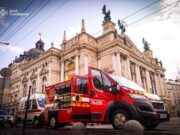 Екстрені служби Львова врятували чоловіка у квартирі