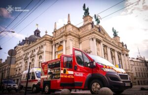 Екстрені служби Львова врятували чоловіка у квартирі