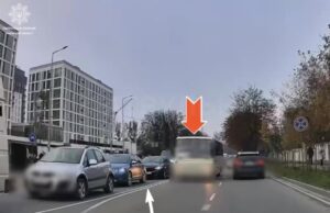 У Львові водій автобуса перетнув подвійну суцільну лінію та обганяв транспорт