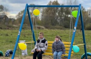 У Буховичах на Мостищині відкрили новий дитячий майданчик