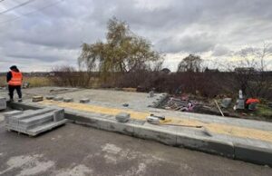 У Підрясному облаштовують дві доступні зупинки транспорту