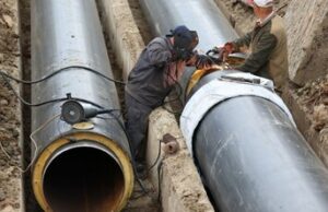 Львівські комунальники ліквідовують аварію на тепломережі