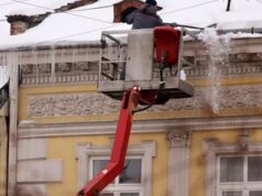 Львів очищає дахи від снігу за допомогою альпіністів та автовишок