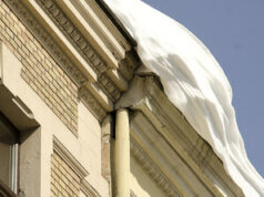 У Львові 16-річний хлопець постраждав від падіння бурулі з даху університету