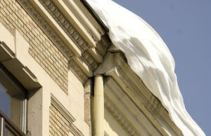 У Львові 16-річний хлопець постраждав від падіння бурулі з даху університету