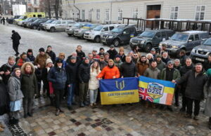 У Львові волонтери з Британії передали 20 авто для ЗСУ