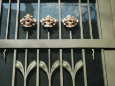 У Львові відновили історичну браму з квітковим декором