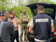 (Українська) На Львівщині адвоката підозрюють в одержанні 9 тисяч доларів хабаря від військового