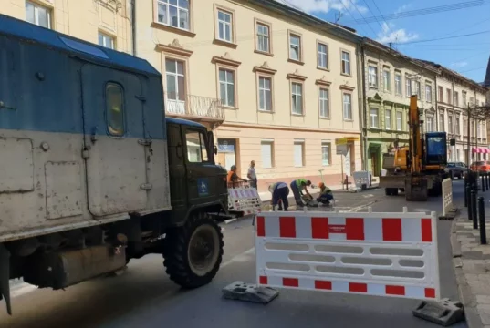 У Львові перекрили частину вулиці Стефаника через витік води