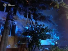 У Львові вогнеборці врятували чоловіка з балкону під час нічної пожежі