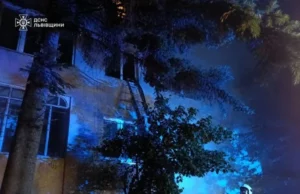 У Львові вогнеборці врятували чоловіка з балкону під час нічної пожежі