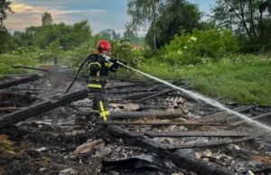 У Шептицькому районі загасили пожежу в господарській будівлі