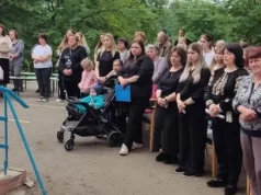 У Ремезівцях відкрили меморіальні дошки захисникам Володимиру Бузановському та Роману Романову У Ремезівцях відкрили меморіальні дошки захисникам Володимиру Бузановському та Роману Романову