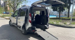 У Львові компенсують поїздки в інклюзивному таксі для людей на кріслах колісних