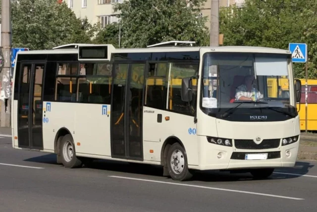 image У Львові на вулиці Замарстинівській автобус №63 потрапив у ДТП, травмовано чотирьох пасажирів