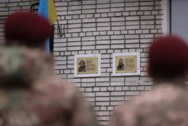 image У Львові на фасадах шкіл встановлять 19 меморіальних таблиць захисникам