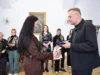 (Українська) Дружині сержанта Петра Ткачика посмертно вручили Комбатантський Хрест Дружині сержанта Петра Ткачика посмертно вручили Комбатантський Хрест