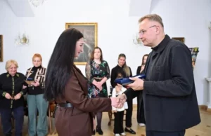 Дружині сержанта Петра Ткачика посмертно вручили Комбатантський Хрест Дружині сержанта Петра Ткачика посмертно вручили Комбатантський Хрест