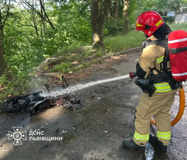 image У Львові рятувальники загасили пожежу електровелосипеда