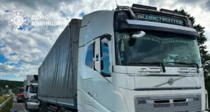 Поблизу Соснівки на трасі Київ — Чоп зіткнулися три авто, постраждав водій Nissan