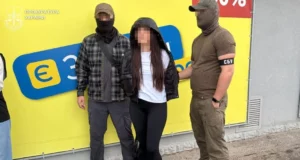 На Львівщині викрили жінку, яка за 37 500 доларів пропонувала «виїзд» чоловікам за кордон