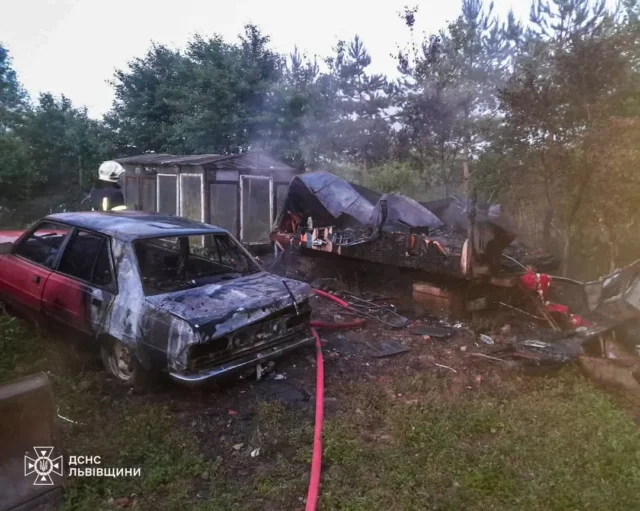 image У Кротошині вогнеборці загасили пожежу вулика та автомобіля