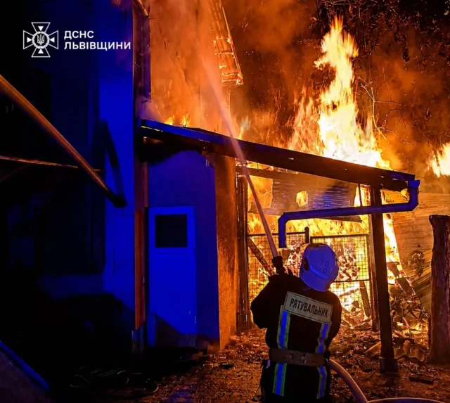 image У Миколаєві Стрийського району вогнеборці врятували від пожежі два житлові будинки