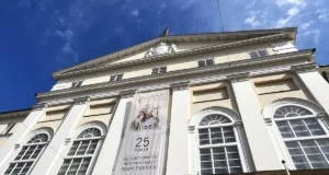 На львівській Ратуші розмістили банер до 25‑річчя візиту Папи Івана Павла ІІ