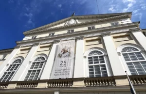 На львівській Ратуші розмістили банер до 25‑річчя візиту Папи Івана Павла ІІ