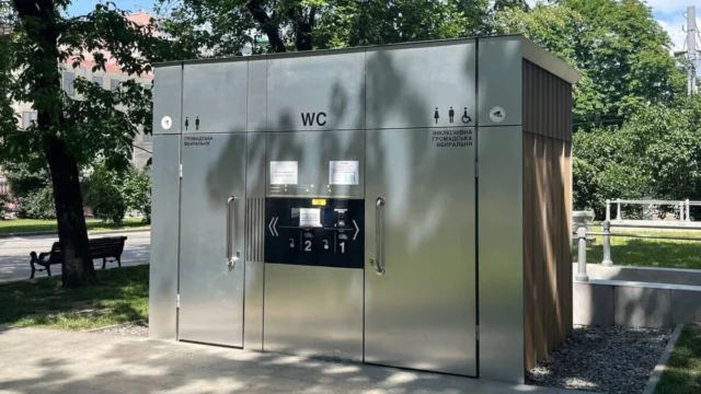 У Львові тимчасово не працює інклюзивна кабінка модульної вбиральні на проспекті Свободи