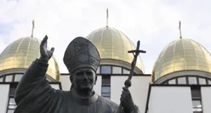 У львівському храмі відкрили фотовиставку «Папа і Сихів» до 25-річчя візиту Івана Павла ІІ
