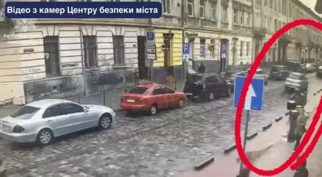 У Львові на вулиці Куліша електроскутер збив пішохода і поїхав з місця ДТП