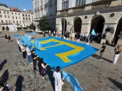 У центрі Львова підняли кримськотатарський прапор до Дня прапора