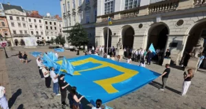 У центрі Львова підняли кримськотатарський прапор до Дня прапора